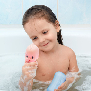 Imagen de Bañera con bebé y jabón