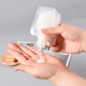 Imagen de Botella plástica flexible con tapón para viaje 50 ml
