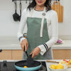 Imagen de Delantal de cocina resistente con peto ajustable y bolsillo